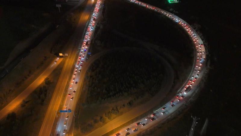 ‘Kilit Kavşak’ Kırıkkale’de bayram dönüş trafiği dron ile görüntülendiUlaşımda 43 ilin geçiş güzergahında bulunan ve ‘Kilit Kavşak’ olarak adlandırılan Kırıkkale’de Kurban Bayramı dönüş trafiği dron ile görüntülendi.