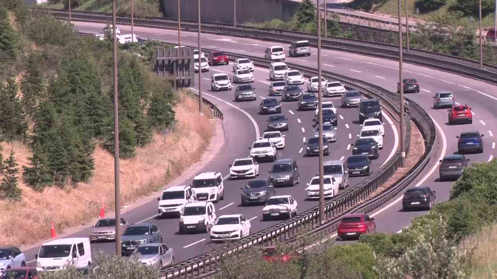 Kocaeli TEM Otoyolu’nda kilometrelerce araç kuyruğu oluştu