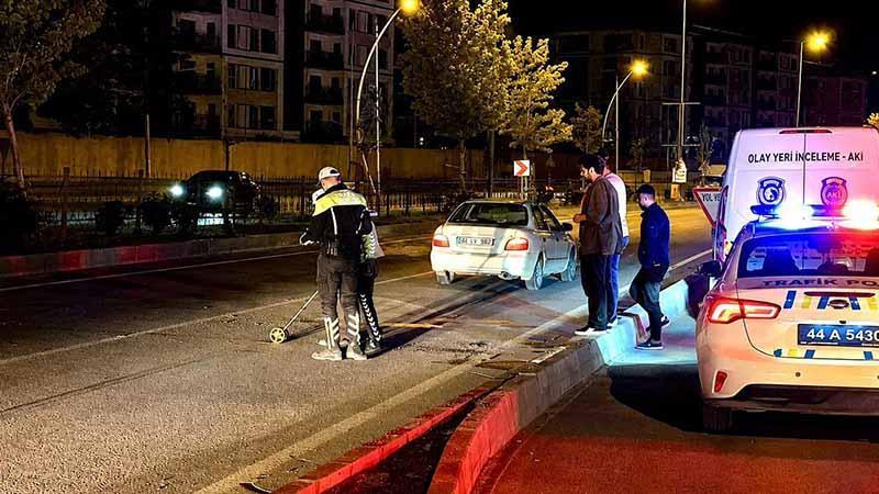 İki otomobilin peş peşe çarptığı yaya öldüMalatya'nın Battalgazi ilçesinde yolun karşısına geçmeye çalışan Kaan Koçer (35), 2 otomobilin peş peşe çarpması sonucu yaşamını yitirdi. Sürücüler, gözaltına alındı.