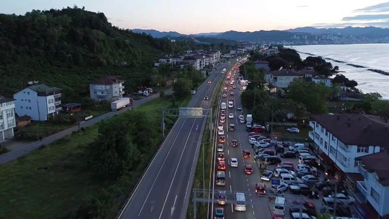 Bayram tatili dönüşü Karadeniz Sahil Yolu'nda yoğunluk