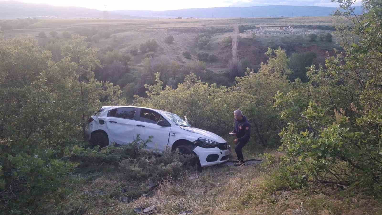 Bingöl’de otomobil şarampole yuvarlandı