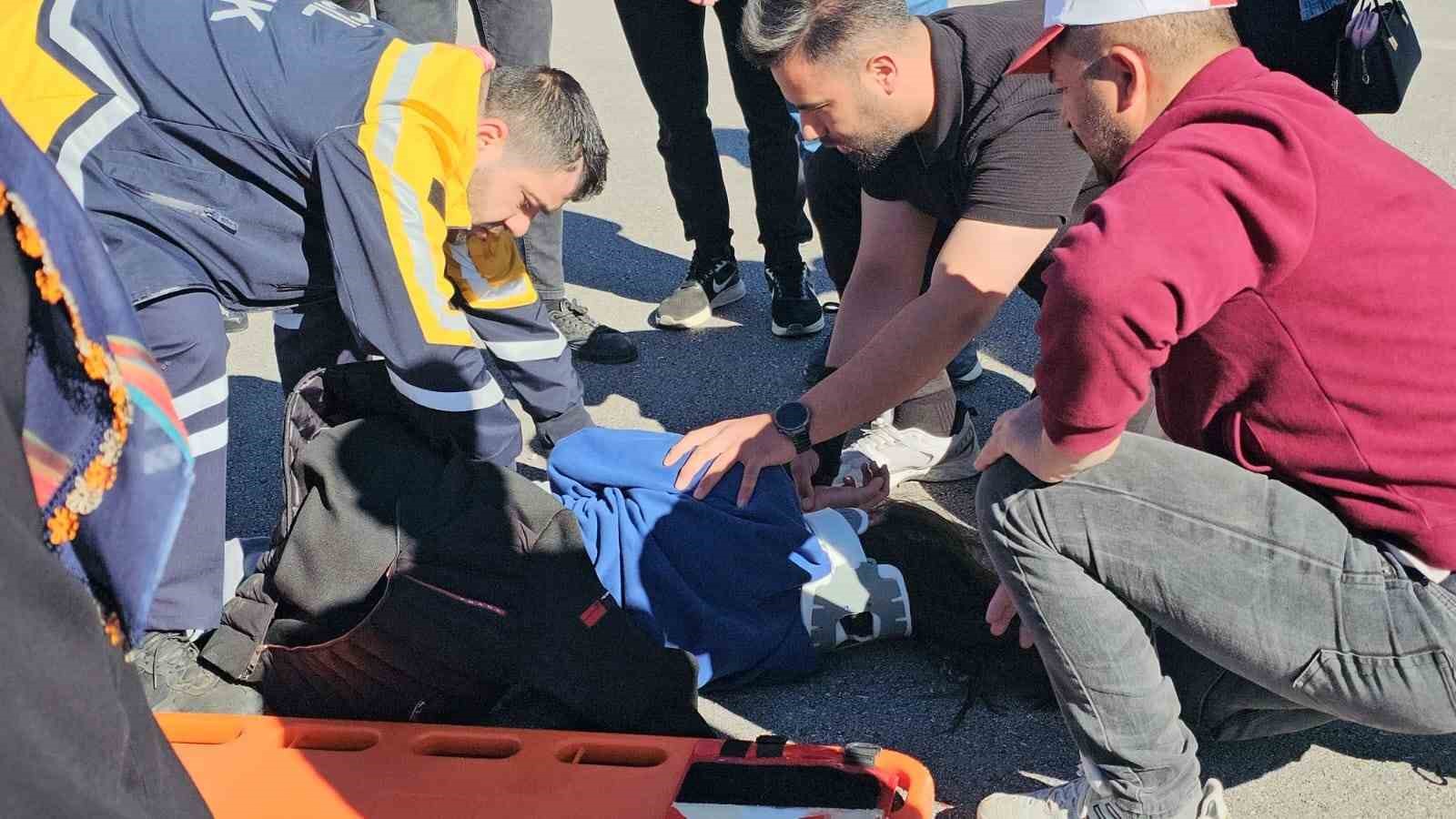 Adilcevaz’da bayram ziyaretinde dönenlerin içerisinde bulunduğu araç kaza yaptı: 3 yaralı