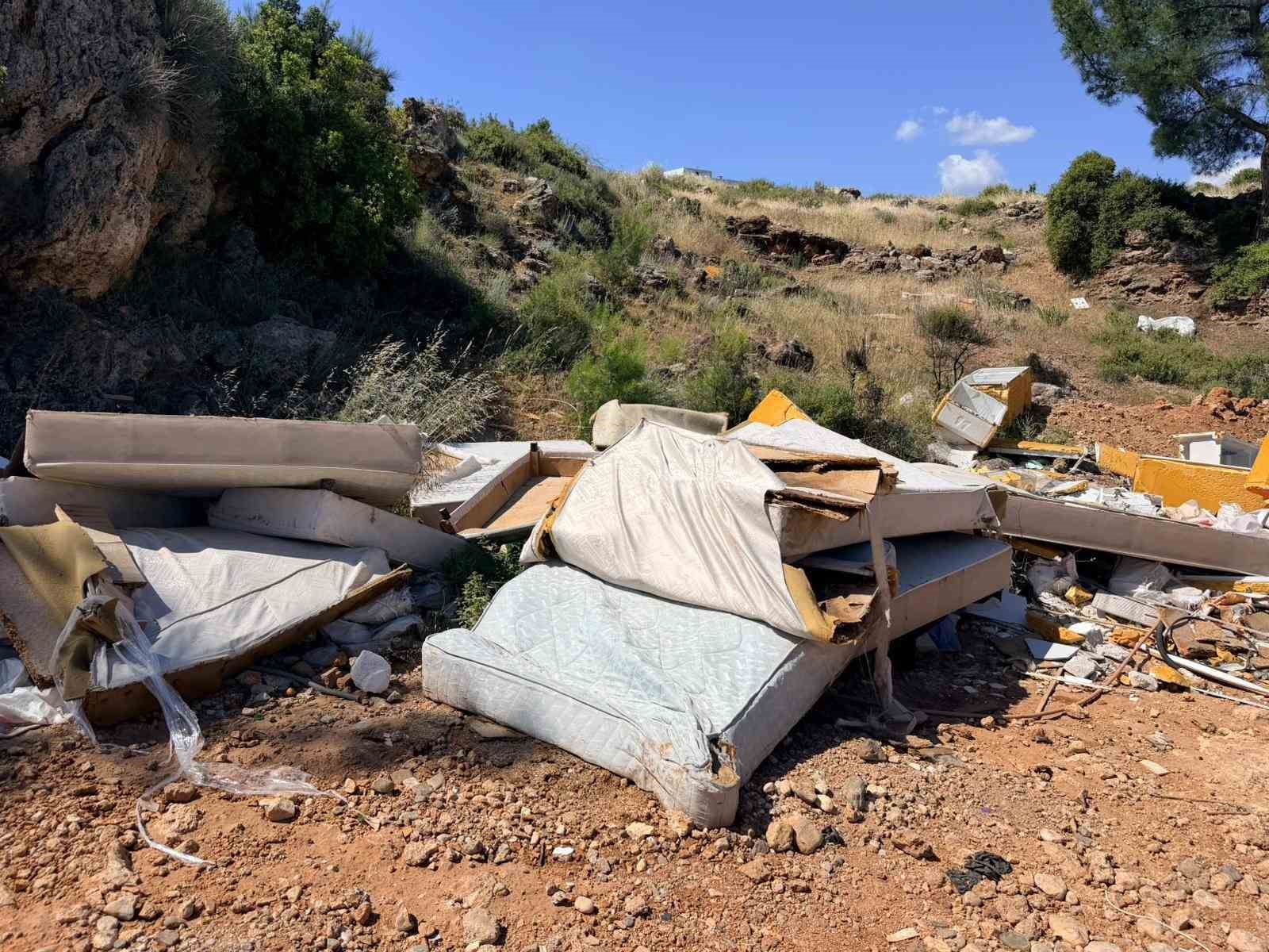Kepez’de çevreyi kirletenlere foto kapanlı takip
