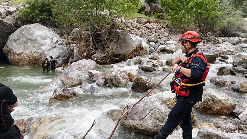 Balık tutarken nehre düşen kişiyi arama çalışmaları sürüyorKahramanmaraş’ta balık tutarken dengesini kaybederek nehre düşen Sekman Aktaş’ı (62) bulmak için başlatılan arama-kurtarma çalışmalarının 3’üncü gününde de sonuç alınamadı.