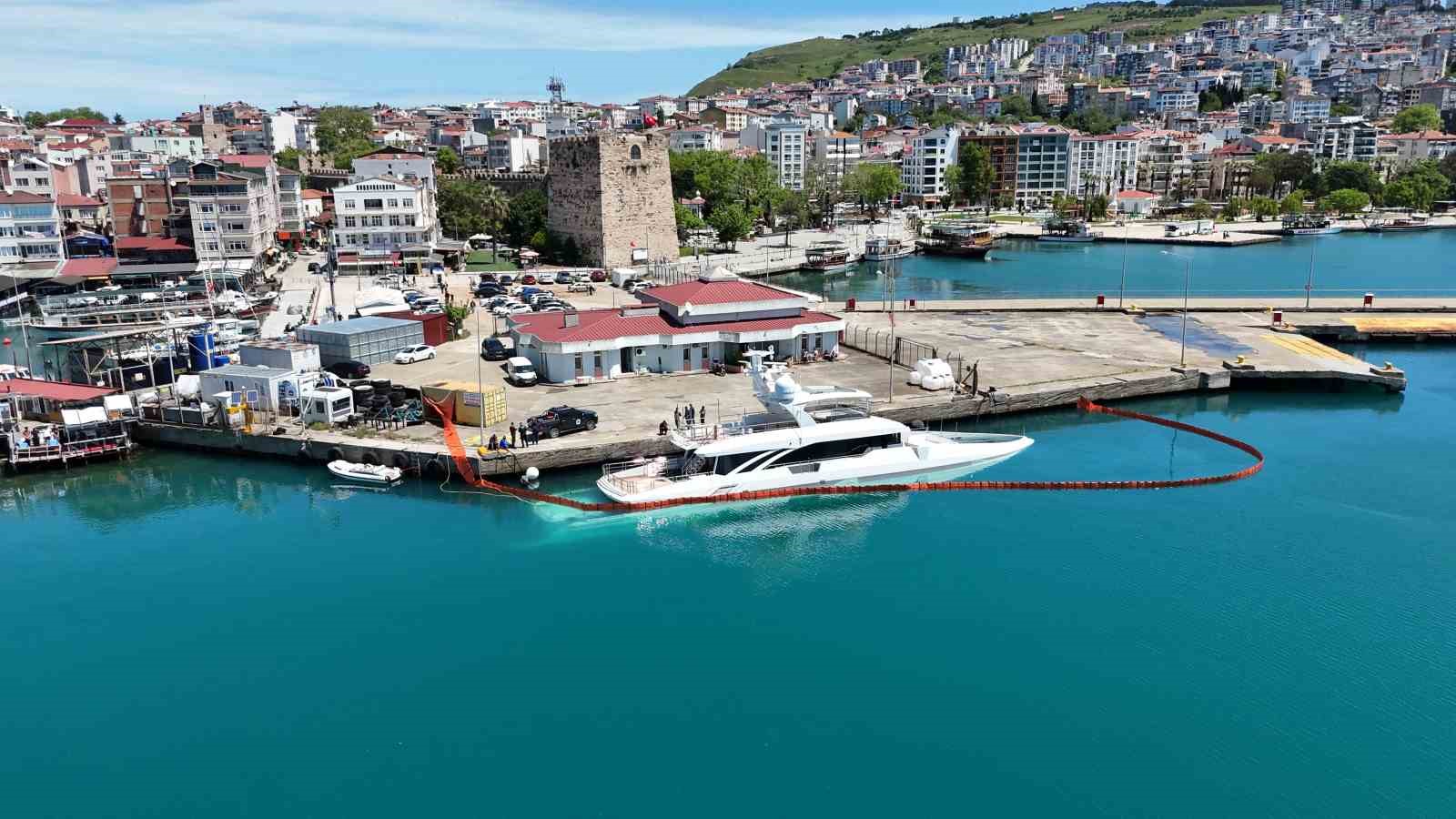 Sinop’ta yarıya kadar suya gömülen milyarlık lüks yat havadan görüntülendi