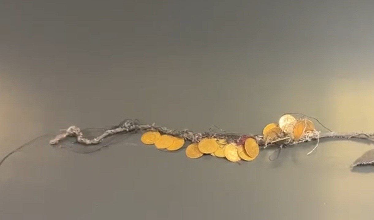 Kadının boynundaki 185 bin TL değerindeki altın kolyeyi çaldı