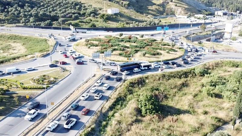 Aydın'da tatil dönüşü yoğunluğuAydın’ın turistik ilçelerinden Didim’de bayram tatilini geçiren vatandaşlar, tatilin sonuna gelinmesiyle birlikte geri dönüşe geçerken, Didim-Söke kara yolunda trafik yoğunluğu yaşandı.