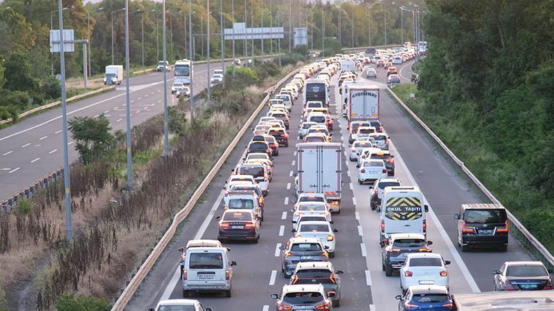 Anadolu Otoyolu Düzce geçişinde trafik durma noktasındaKurban Bayramı tatilinin 8'nci gününde vatandaşların geri dönüş yolculuğu sürerken, Anadolu Otoyolu'nun Düzce geçişi İstanbul yönünde trafik durma noktasına geldi.