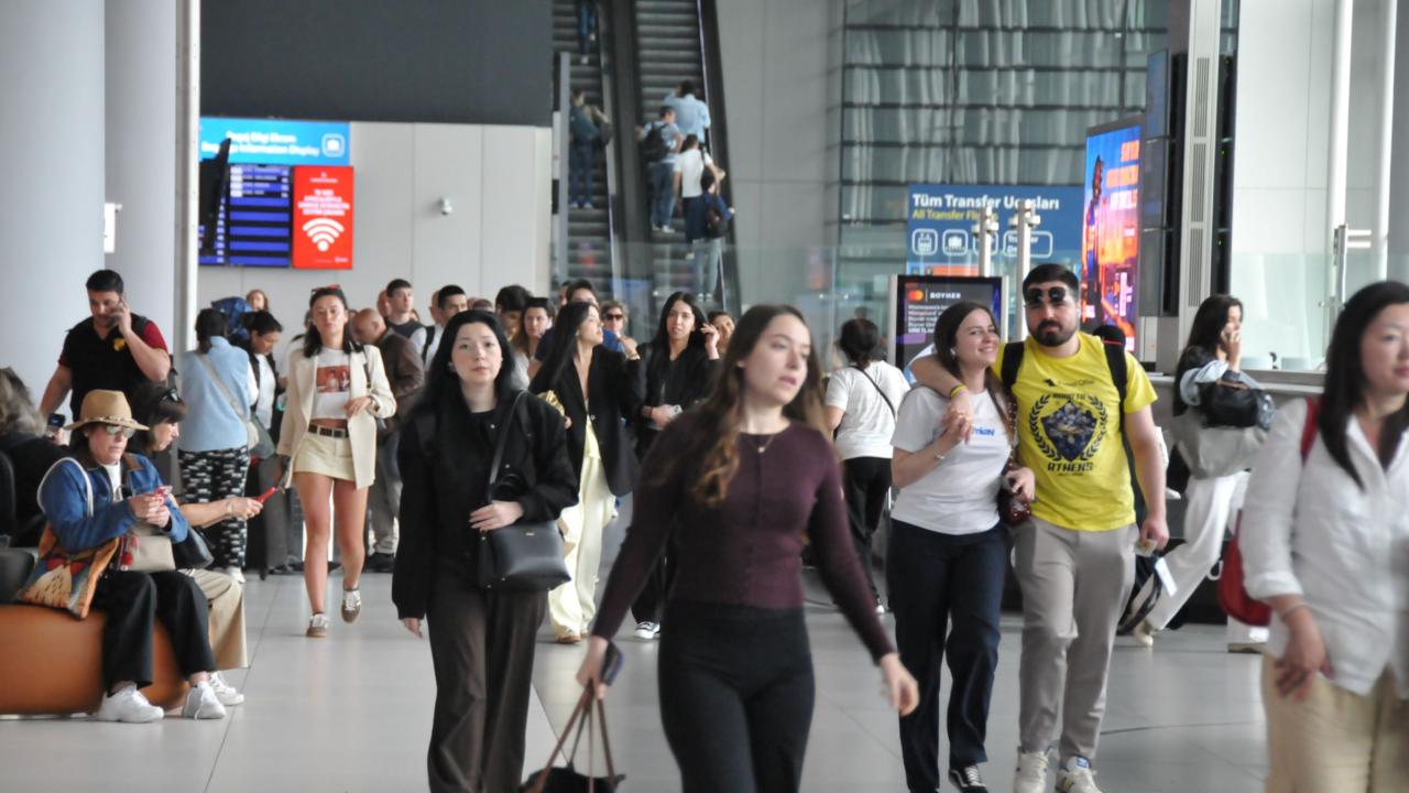 İstanbul Havalimanı'nda bayram dönüşü yoğunluğu
