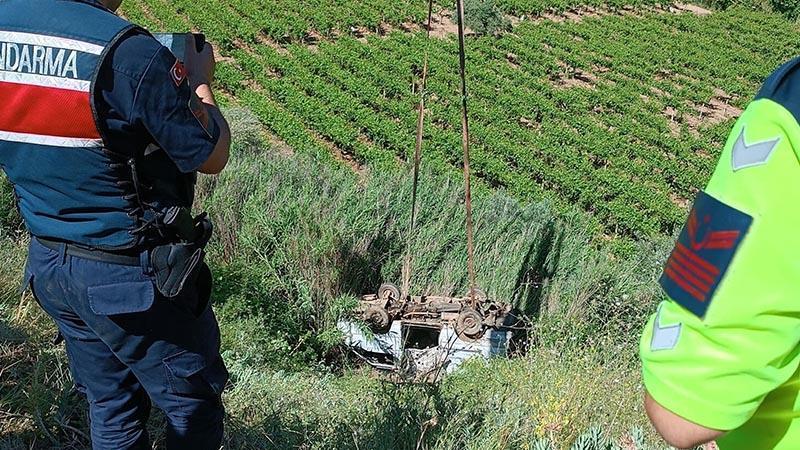 Uçuruma düşen hafif ticari aracın sürücüsü öldüManisa'nın Alaşehir ilçesinde, yaklaşık 50 metrelik uçuruma yuvarlanan hafif ticari aracın sürücüsü Bülent Hızıloğlu (45), hayatını kaybetti.