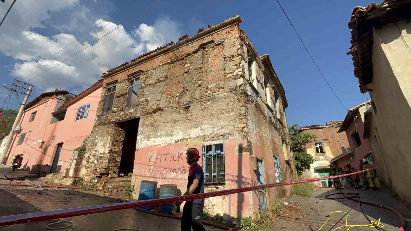 Bayındır’da metruk binada yangın paniği