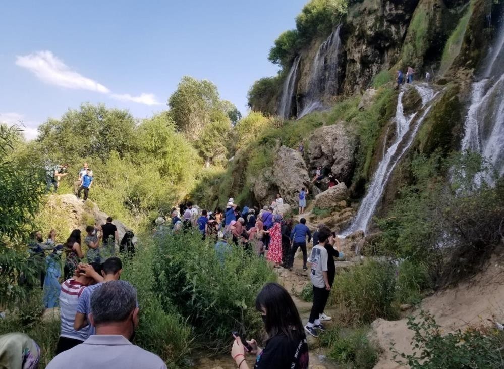 Girlevik Şelalesi bayramda ziyaretçi akınına uğradı