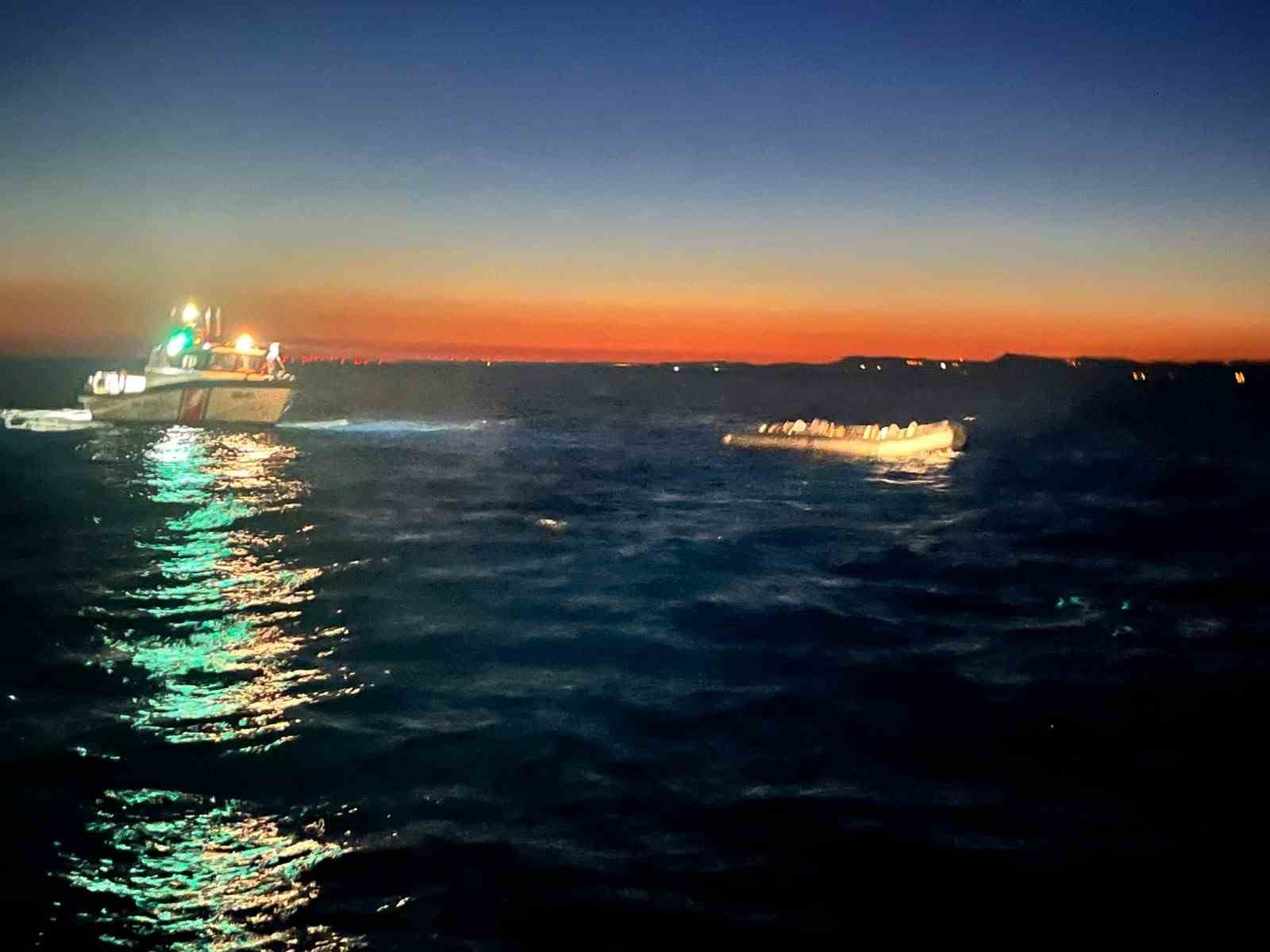Çanakkale’de motoru arızalanan lastik botla sürüklenen 30 kaçak göçmen kurtarıldı