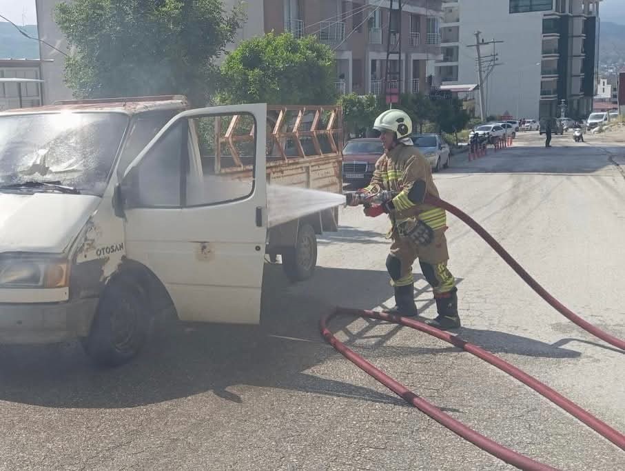 Hatay’da seyir halindeki kamyonet alevlere teslim oldu