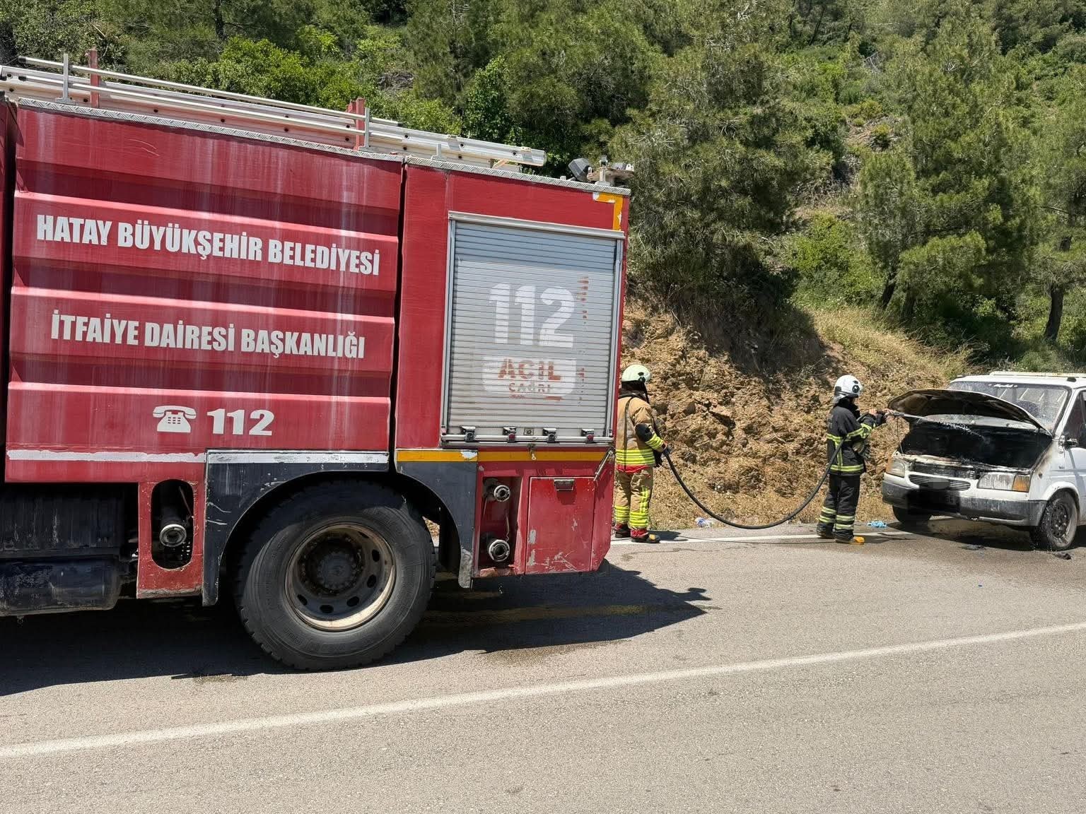 Hatay’da seyir halindeki otomobil alevlere teslim oldu