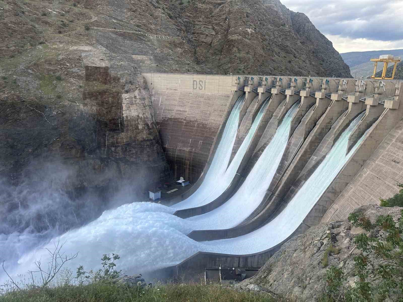 Karakaya Barajı’nda su tahliyesi devam ediyor