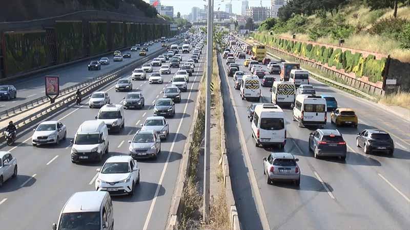 İstanbul'da bayram tatili sonrası ilk iş gününde trafik yoğunluğu
