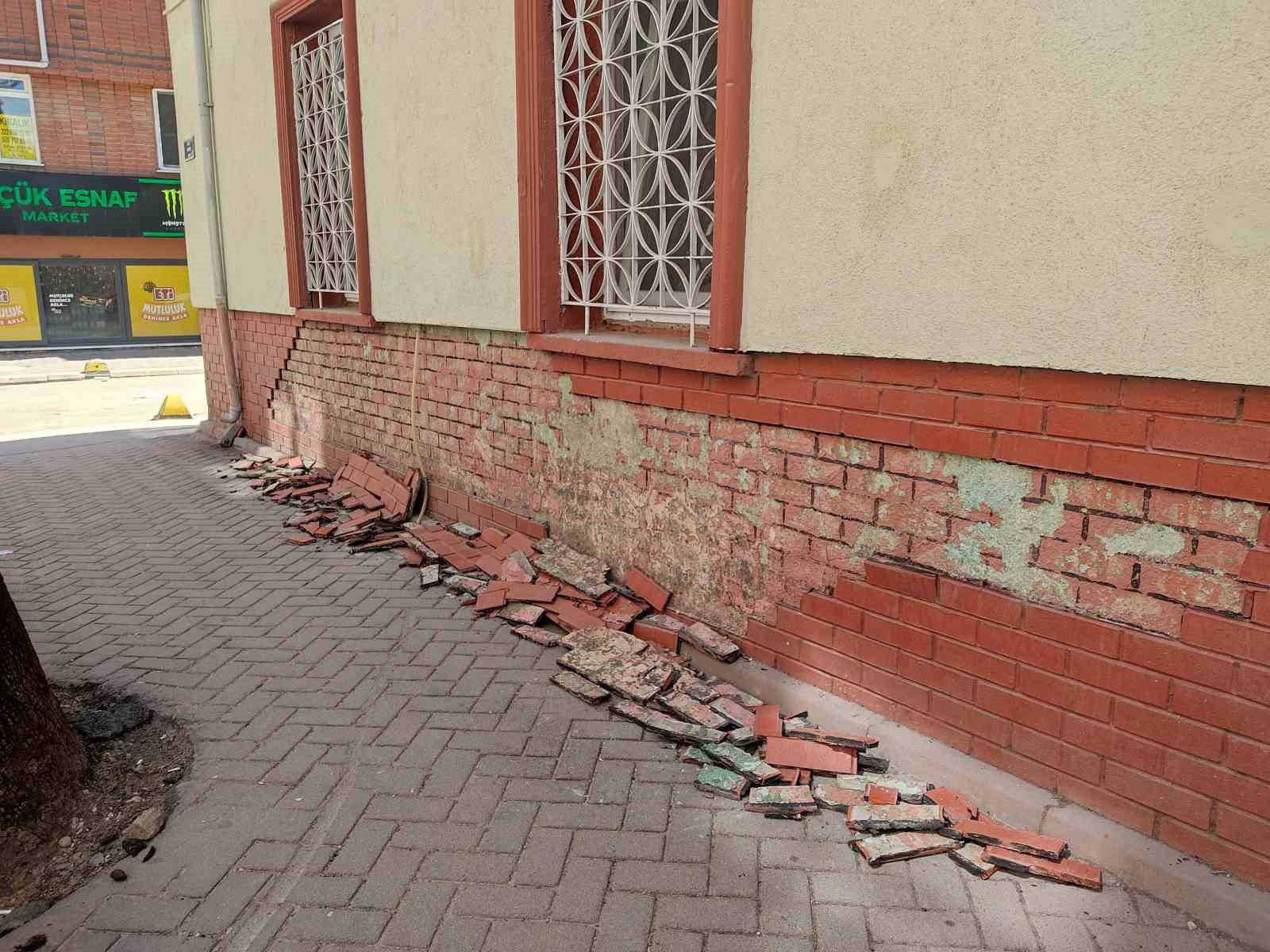 Eskişehir’de cami duvarının dekoratif tuğlaları deforme olup kaldırıma döküldü