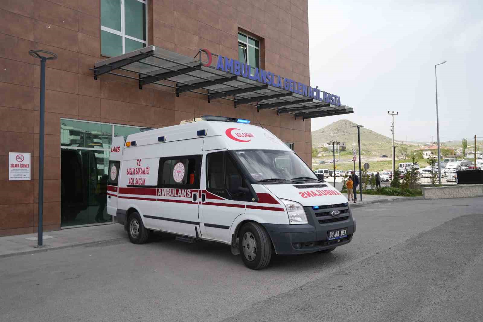Niğde’de otomobil ile kamyonet çarpıştı: 7 Yaralı