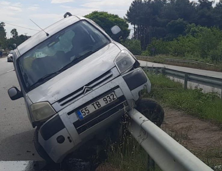 Bafra’da kontrolden çıkan otomobil bariyerlere çarptı: 4 yaralı