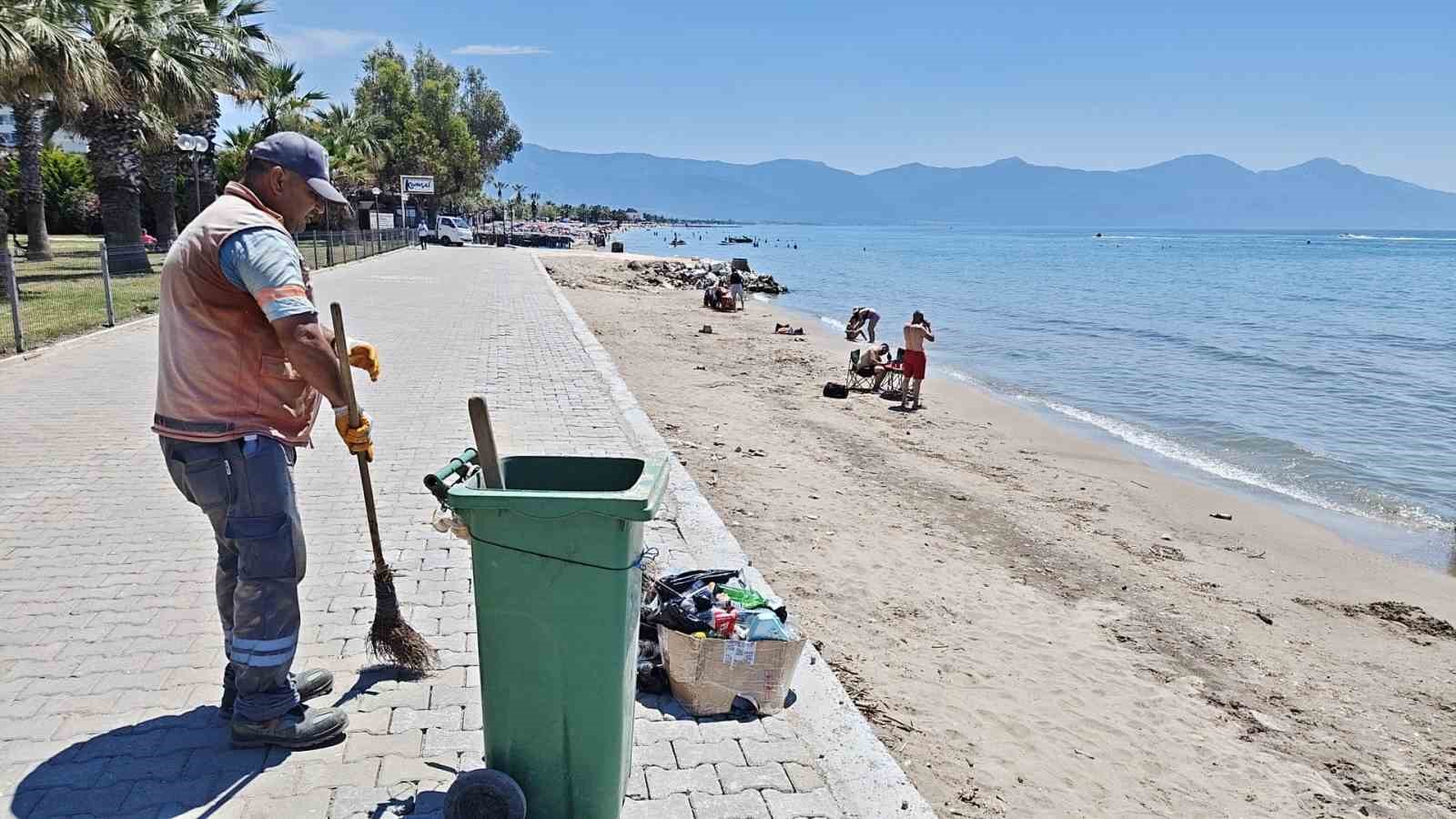 Kuşadası’da bayramtatilinde 3 bin 67 ton çöp toplandı