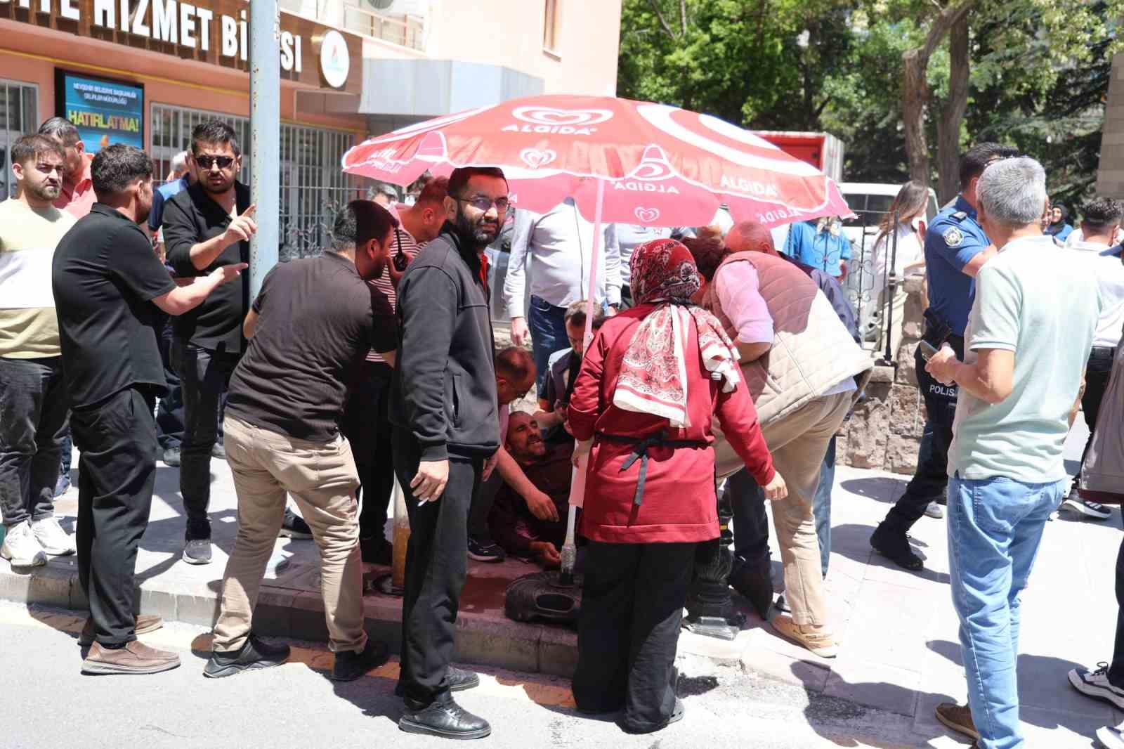 Cenaze çıkışında yol verme kavgası kanlı bitti: 1 yaralı, 2 gözaltı
