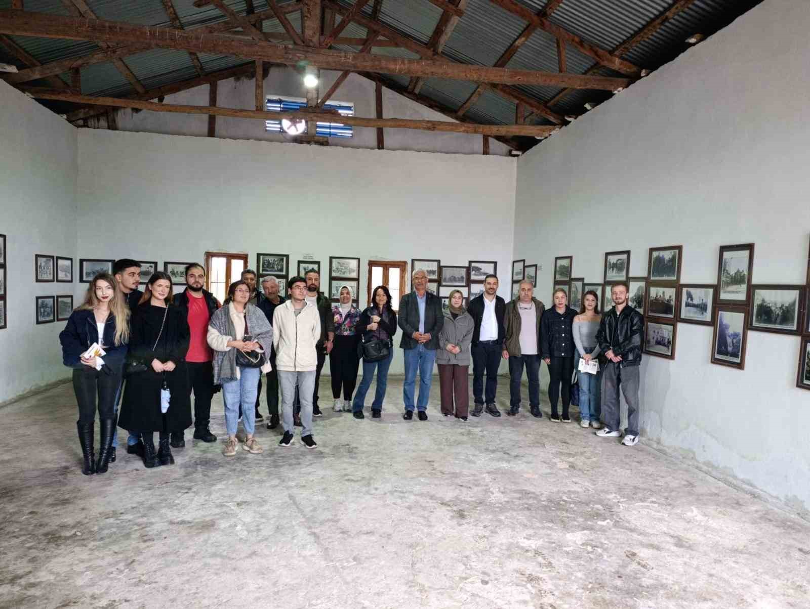 İletişim Fakültesi öğrencileri Kozan’ın kurtuluşuna tanıklık eden tarihi belgeleri yerinde inceledi