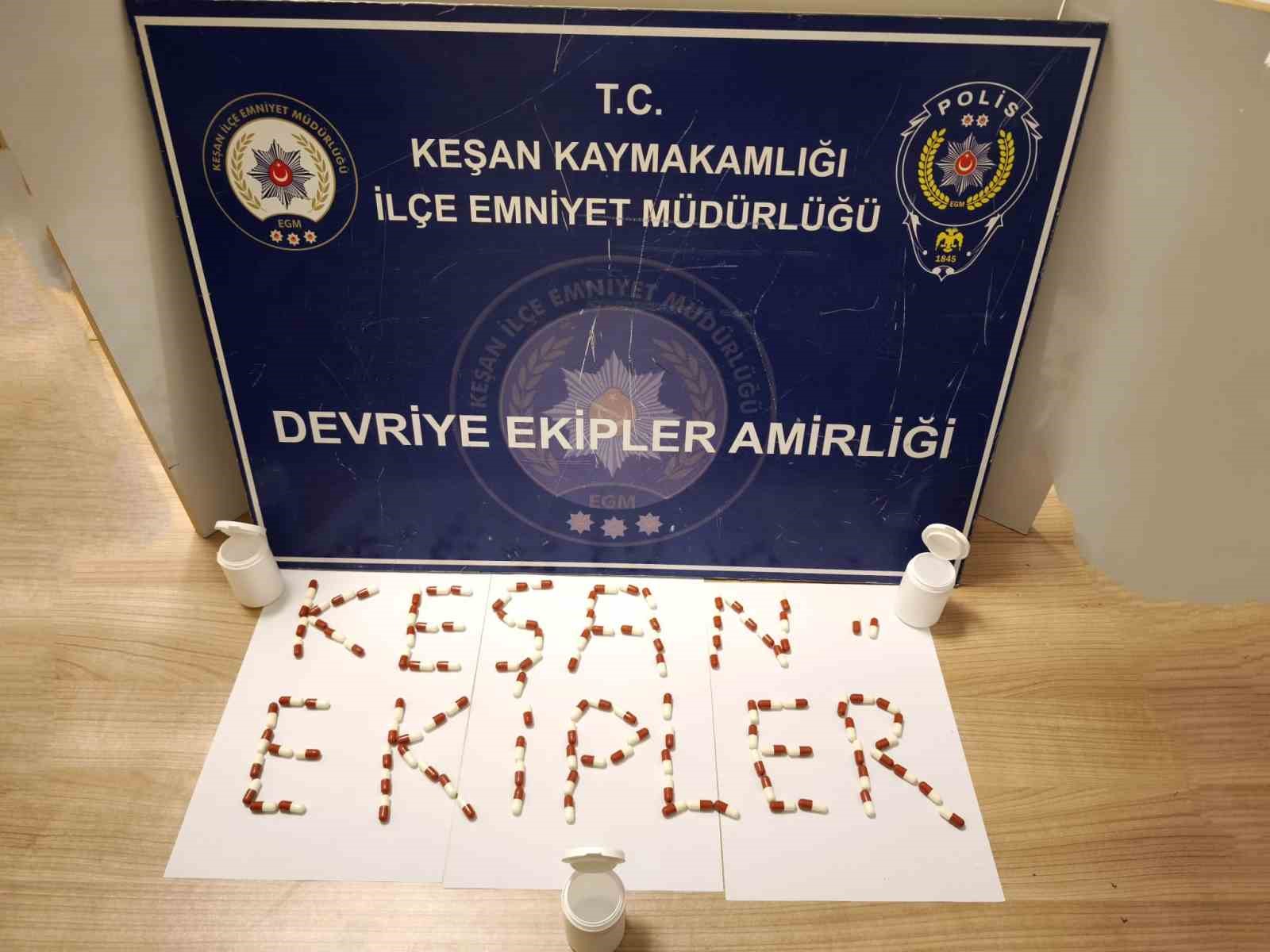 Keşan’da polisin arama yaptığı evde 120 adet sentetik ecza ele geçirildi