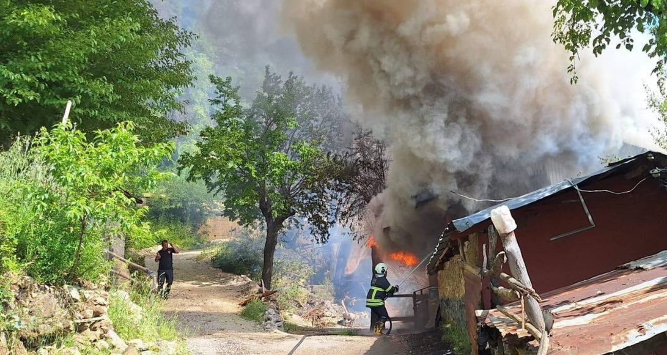Kozan’da evdeki yangın ormana sıçradı, ekipler müdahale ediyor