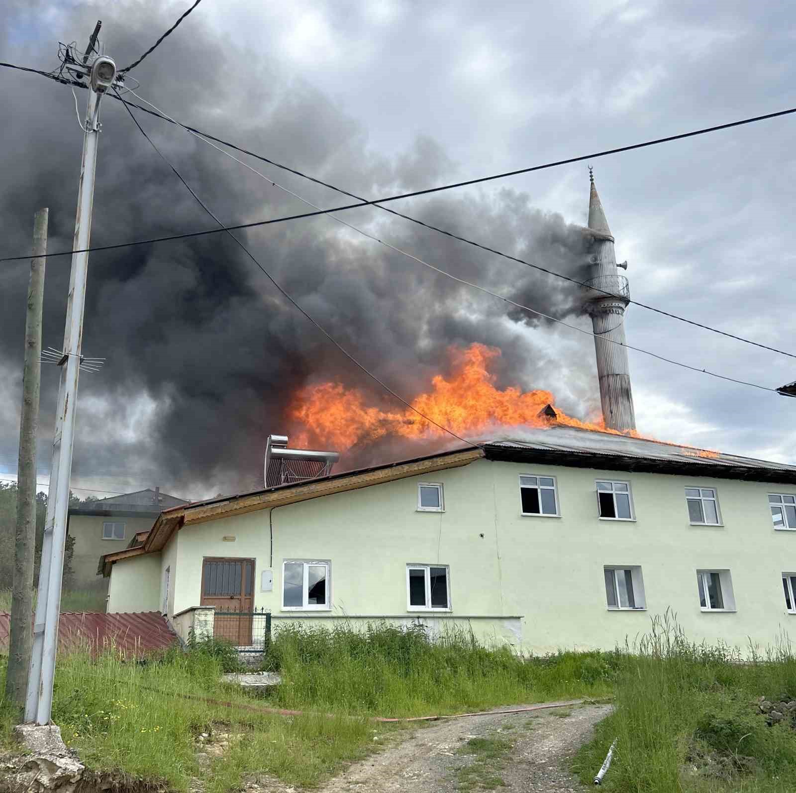 Kastamonu’da çıkan yangında cami kullanılamaz hale geldi