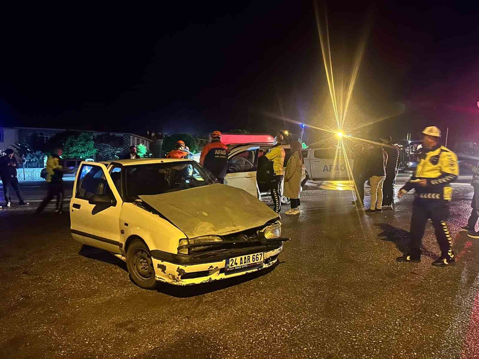 Erzincan’da 2 aracın çarpıştığı kazada 5 kişi yaralandı