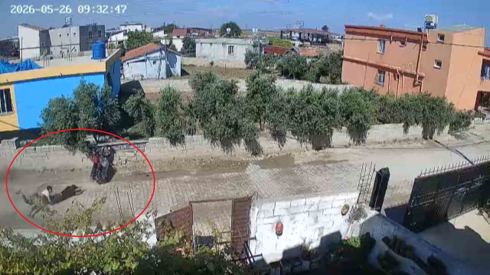 Hatay’da motosikletle tek teker yapan gençlerin duvara çarptığı anlar kamerada