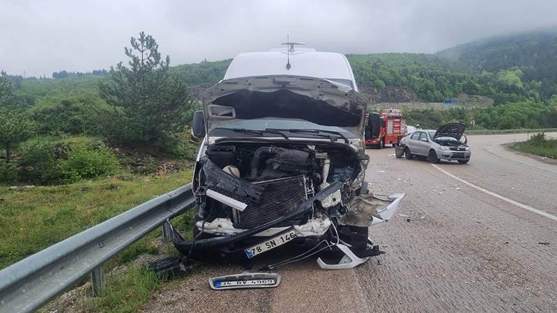 Minibüs ile otomobilin çarpıştığı kaza kamerada; 6 yaralıKarabük'ün Safranbolu ilçesinde minibüs ile otomobilin çarpıştığı kazada 6 kişi yaralandı. Kaza anı, minibüsün araç içi yol kamerasına yansıdı.