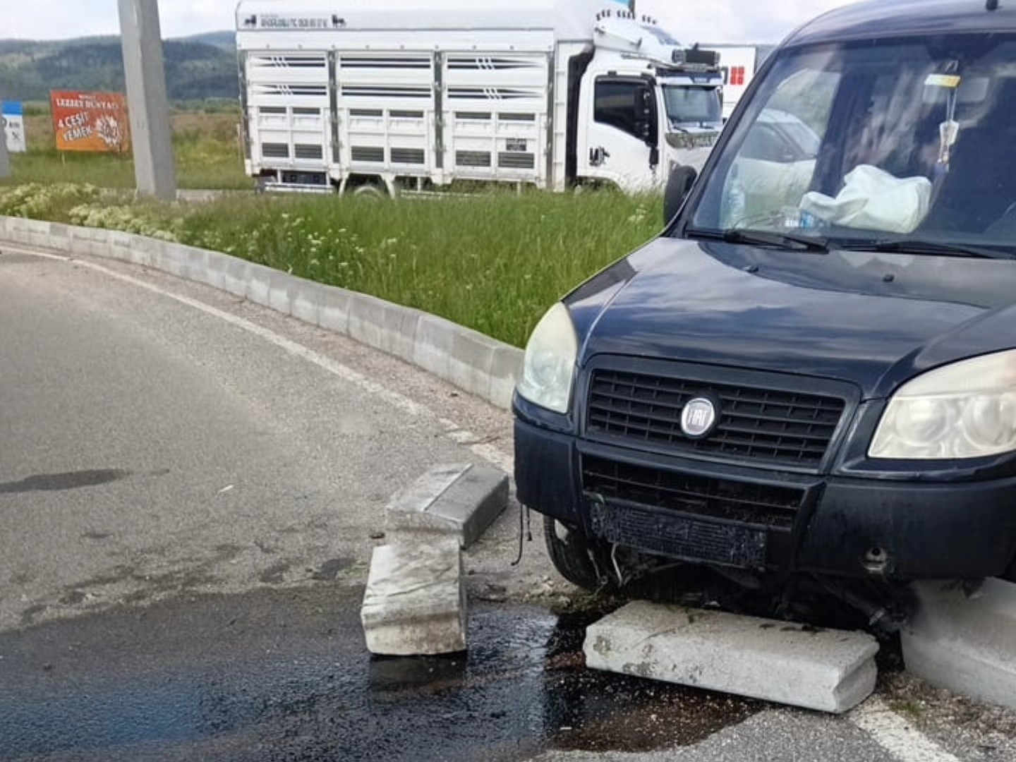 Bolu’da refüje çıkan hafif ticari aracın sürücüsü yaralandı