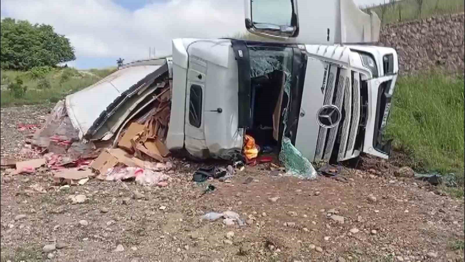 Amasya’da tavuk eti yüklü tır şarampole uçtu: 2 yaralı