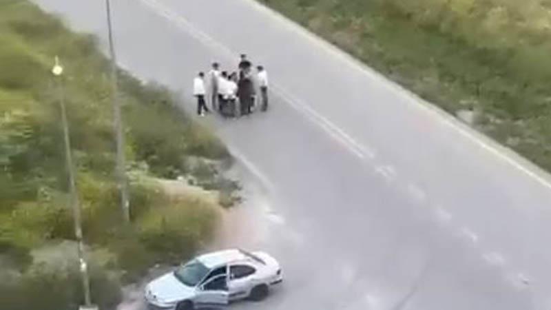 Ankara'da 1 kişinin yaralandığı silahlı kavga kameradaAnkara'nın Polatlı ilçesinde E.Ü., kavga ettiği O.S. tarafından av tüfeğiyle vurularak yaralandı. Olay anı, çevredeki bir vatandaş tarafından cep telefonu kamerası ile kaydedildi.