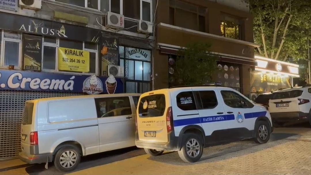 Fatih'te ruhsatsız masaj salonunda düşen müşteri öldüFatih'te iddiaya göre Ufuk Sirel (56), müşteri olarak gittiği ruhsatsız masaj salonunda düşerek kafasını çarptı. Sağlık ekiplerinin yaptığı kontrollerde Sirel'in öldüğü belirlendi.