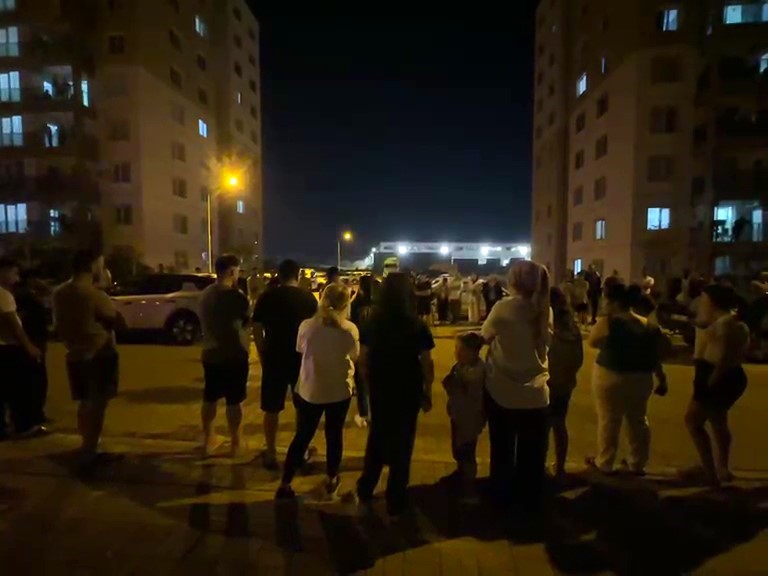Serik’te site sakinlerinden aidat ve hizmet protestosu