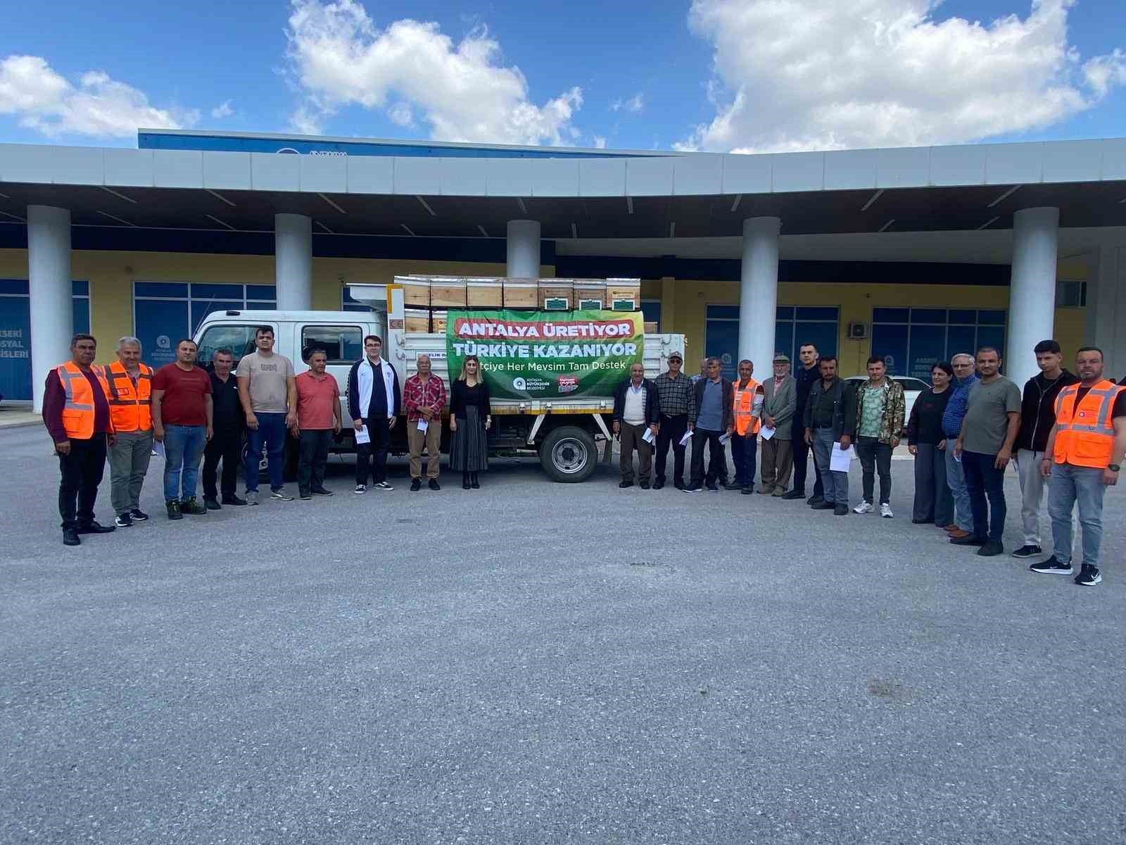 Büyükşehir’in arı kovanı destekleri devam ediyor