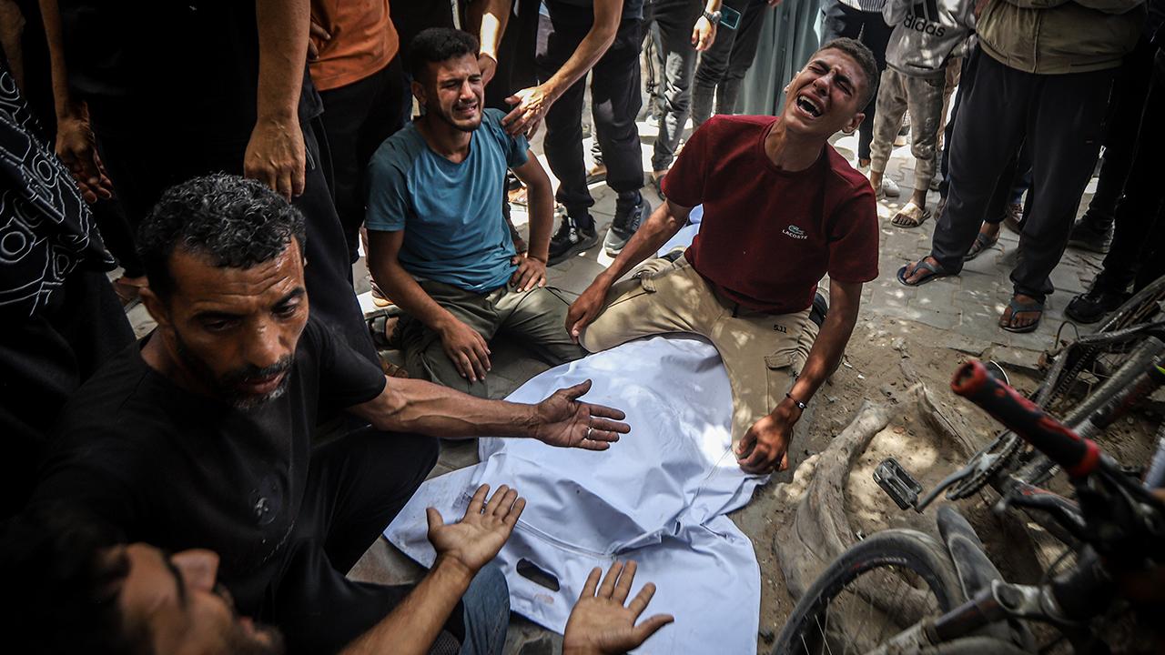 Katil İsrail'in Gazze'ye saldırılarında can kaybı 72 bin 942'ye yükseldi