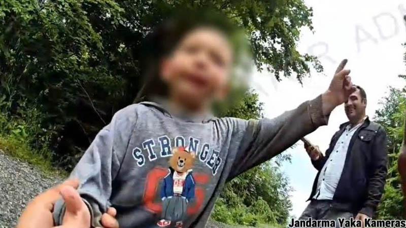 3 yaşındaki kayıp Göktürk ormanda bulundu; jandarmayla sohbet anları kamerada
