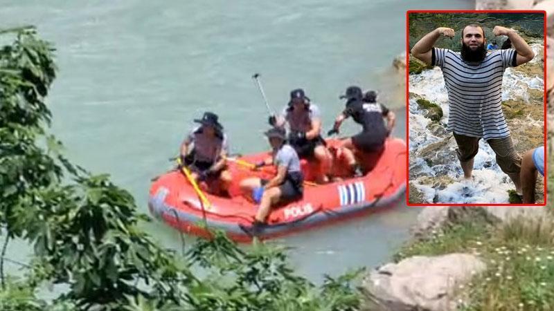 Serinlemek için girdiği çayda kaybolan Ömer, 3 gündür aranıyorAdana'nın Karaisalı ilçesinde serinlemek için girdiği çayda, akıntıya kapılarak kaybolan Ömer Alptekin'i (25) arama çalışması 3'üncü gününde sürüyor.