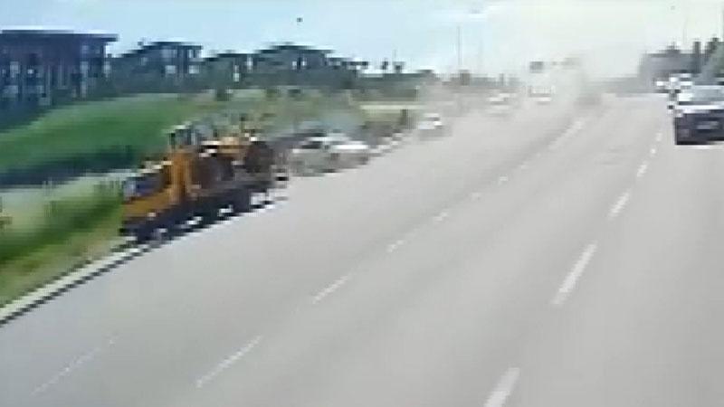 Küçükçekmece'de iş makinesi taşıyan çekici devrildi; şoförün öldüğü kaza kamerada