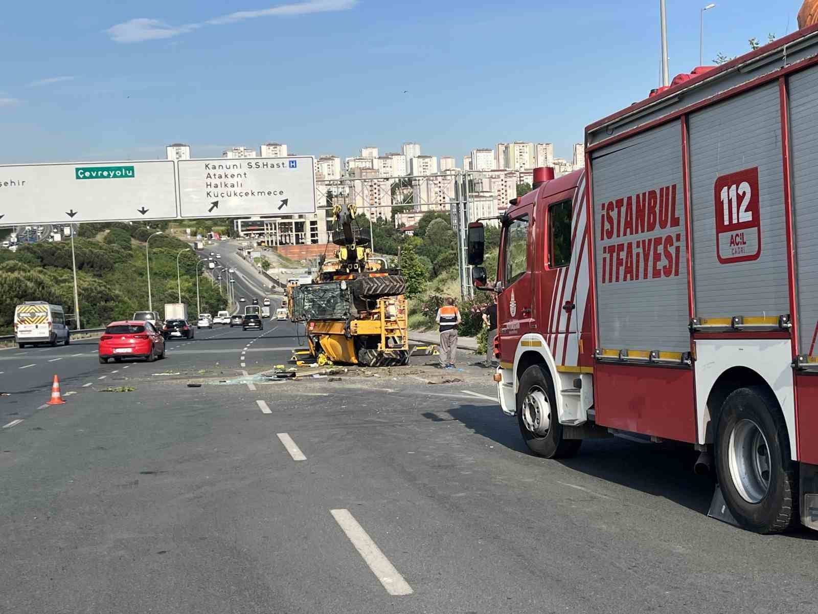 Küçükçekmece’de iş makinesini taşıyan çekici devrildi, sürücü hayatını kaybetti
