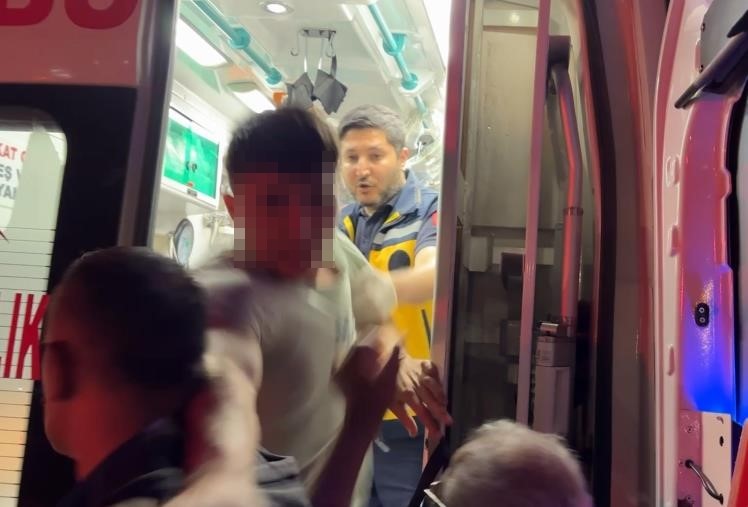 Ambulanstan fırlayıp böyle saldırdı