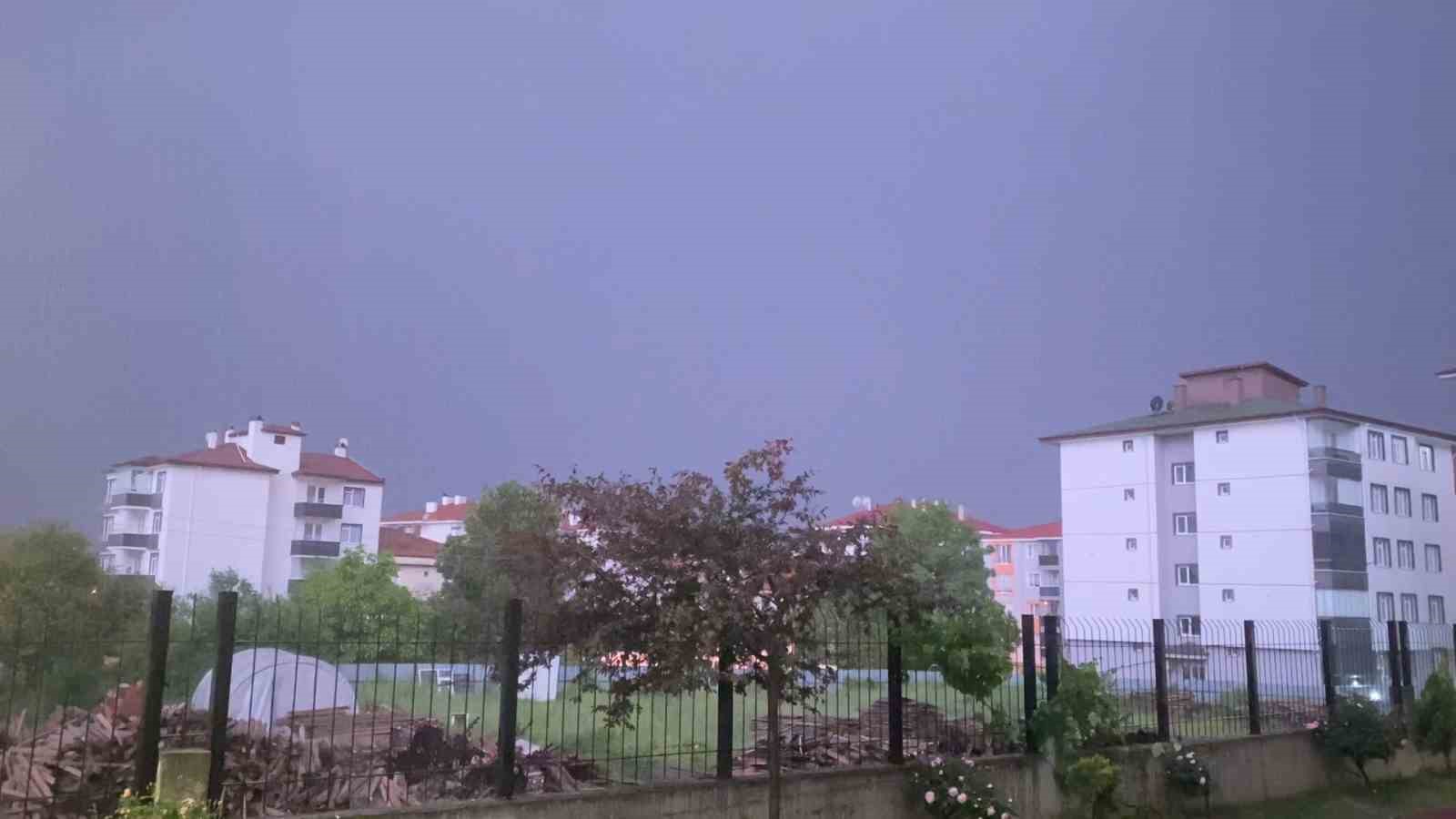 Bolu’da şimşekler geceyi aydınlattı