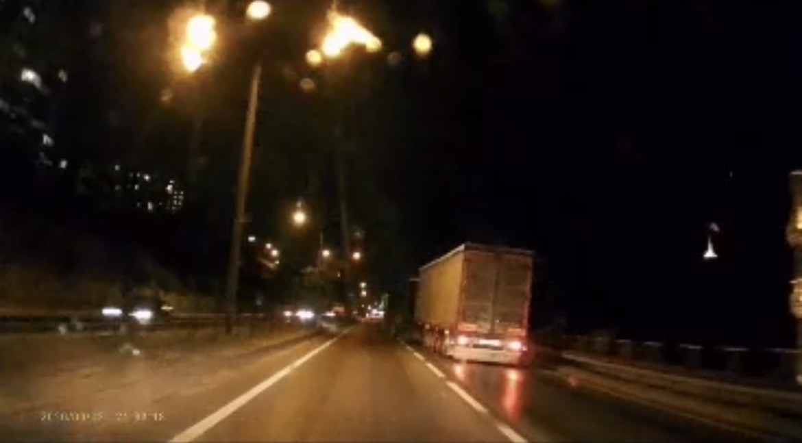 Kontrolden çıkan tır makasladı... O anlar kamerada