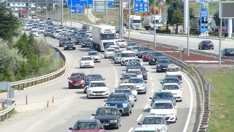 'Kilit kavşak' Kırıkkale'den bayram tatilinde 1,5 milyon araç geçtiKurban Bayramı tatilinde, 43 ilin geçiş güzergahında yer alan ve 'Kilit kavşak' olarak adlandırılan Kırıkkale'den, 1 milyon 592 bin 239 araç geçti.