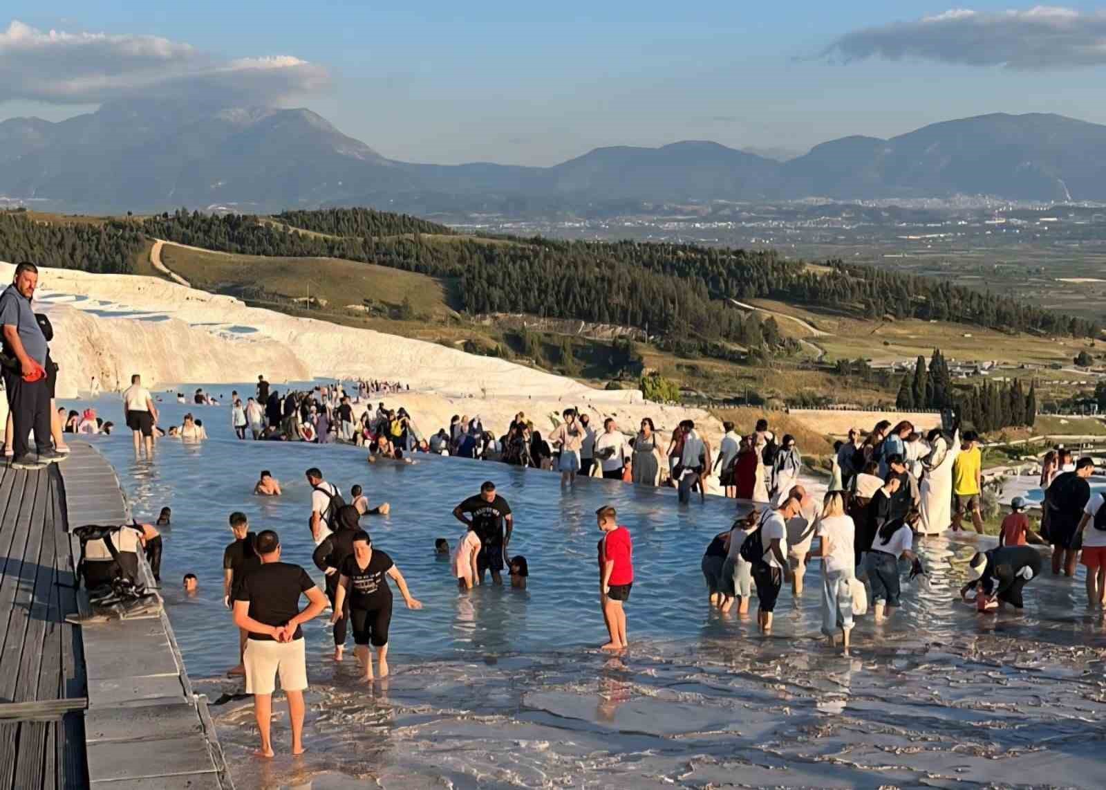 Pamukkale bayramda 113 bin ziyaretçiyi ağırladı