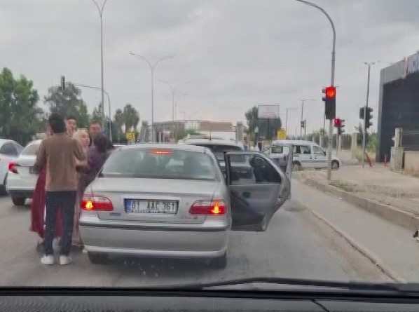Adana’da trafikte kadınlı erkekli kavga kameraya yansıdı